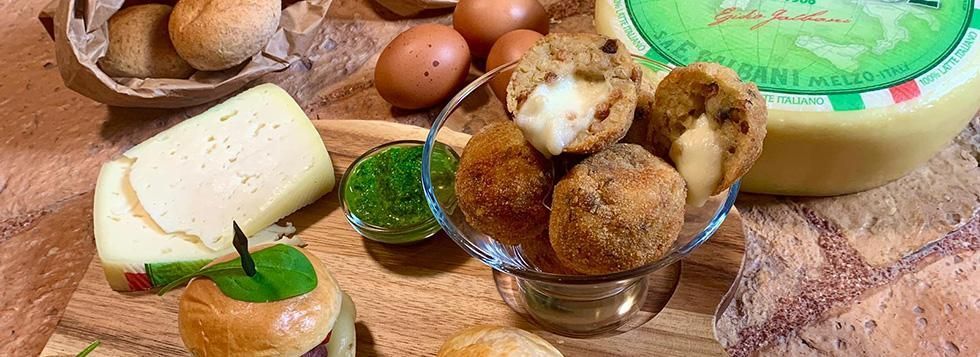 Aperitivo sardo: Minibuns, crocchette e pizzetta sfoglia con Bel Paese