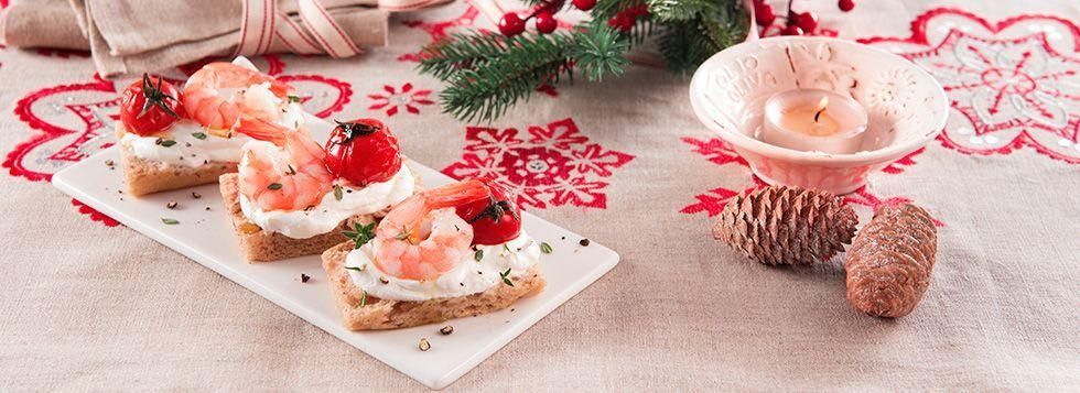 Crostini di pane alle noci con gamberetti, pomodorini confit e formaggio spalmabile  