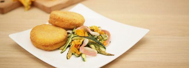 Mozzarella in carrozza con fiori di zucca, zucchine e guanciale