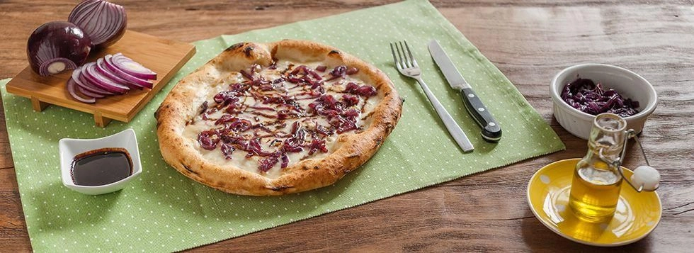 Pizza tonda con Gorgonzola Gim, Mozzarella Santa Lucia, cipolla caramellata e glassa al balsamico
