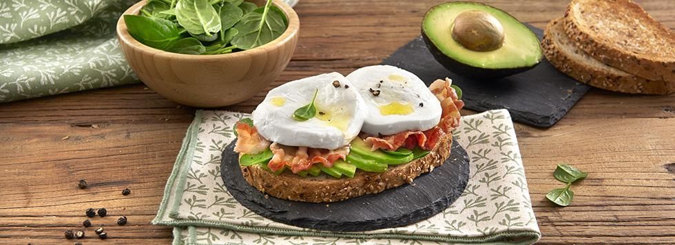 Bruschetta con Pancetta, Avocado e Mozzarella