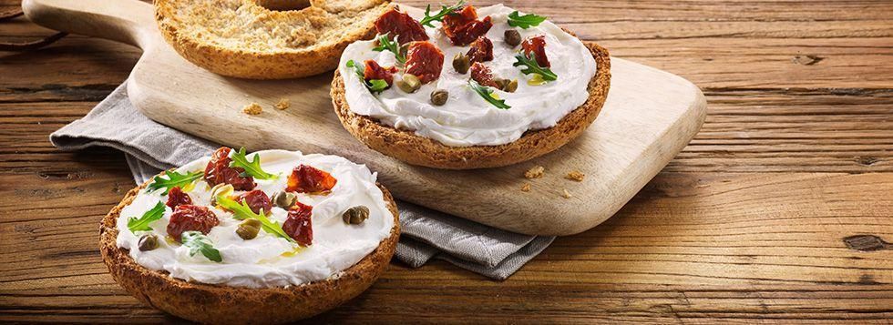 Friselle con pomodori secchi, capperi, rucola e Formaggio Fresco Spalmabile Santa Lucia
