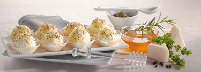 Polpettine di formaggio con erbe aromatiche e miele 
