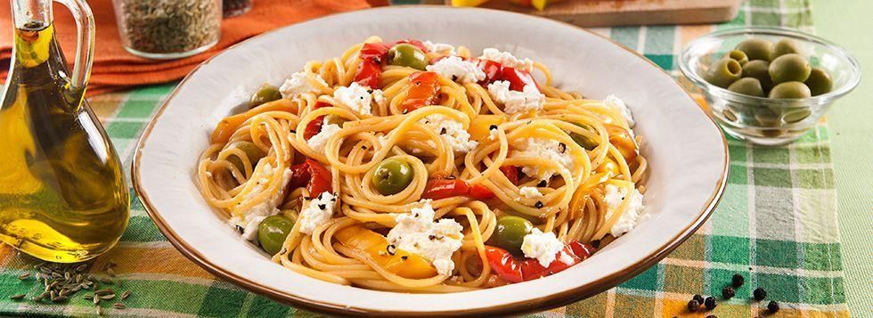 Spaghetti con peperoni, olive e ricottina Light