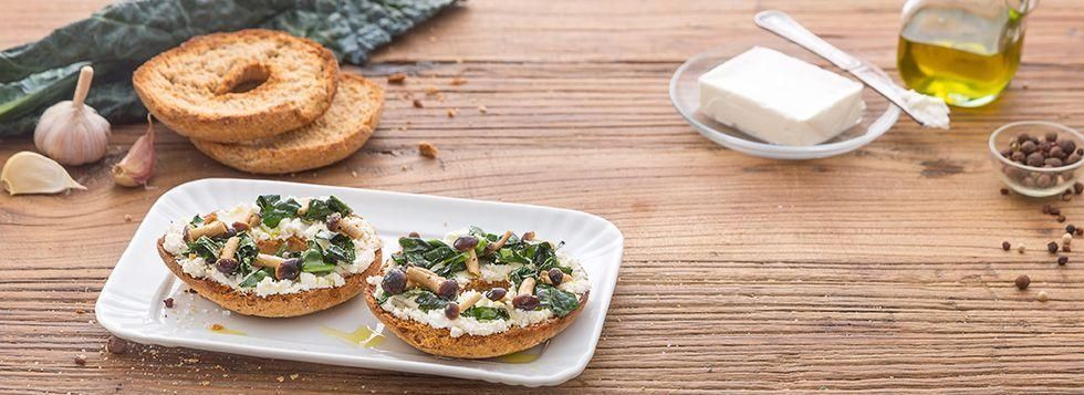 Friselle integrali con formaggio spalmabile, cavolo nero e funghi  