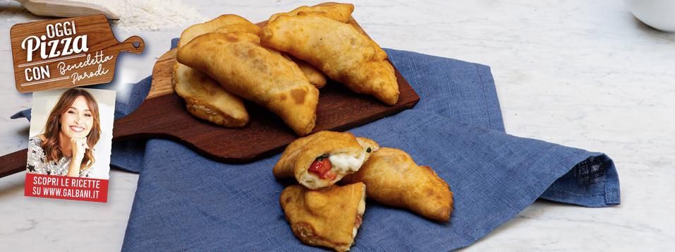 Panzerotti pugliesi al pomodoro con pomodorini dolci, mozzarella, capperi e acciughe 
