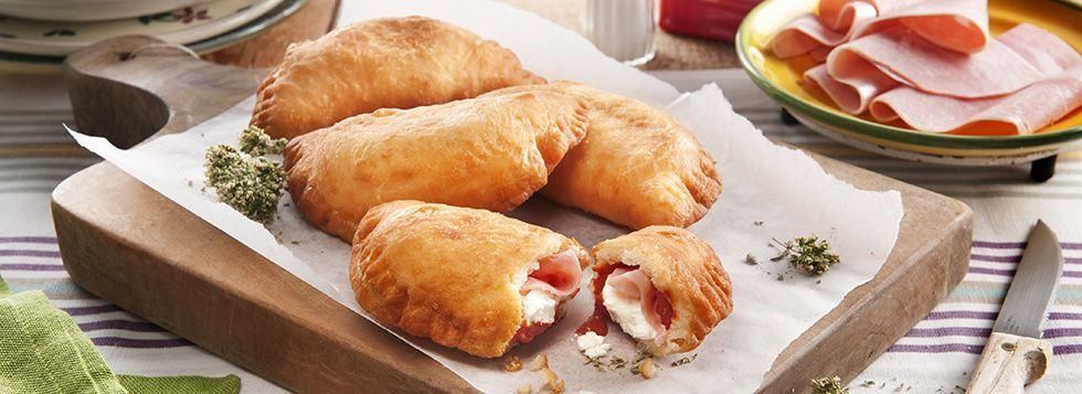 Panzerottini con ricotta, prosciutto cotto e salsa di pomodoro