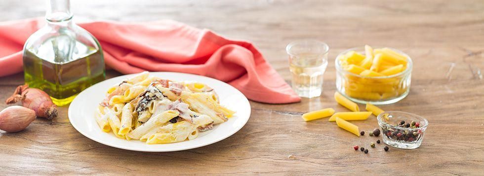 Pasta con radicchio, speck e formaggio