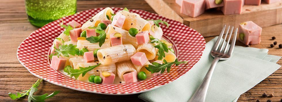 MACCHERONI CON CREMA DI ROBIOLA, MORTADELLA GENTILE, RUCOLA E PISELLI 