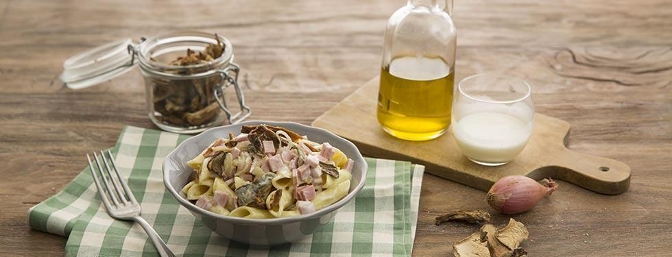 Pasta con prosciutto cotto e funghi