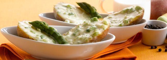 Patata al cartoccio con crema di Certosa e asparagi