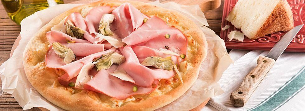 PIZZA CON MORTADELLA GENTILE, CARCIOFI GRIGLIATI, MOZZARELLA E PECORINO