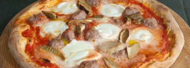 Pizza funghi e salsiccia