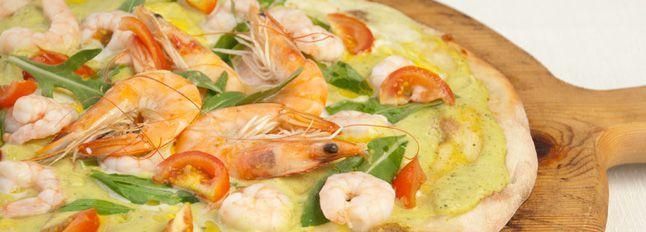 Pizza con pesto di zucchina e gamberi