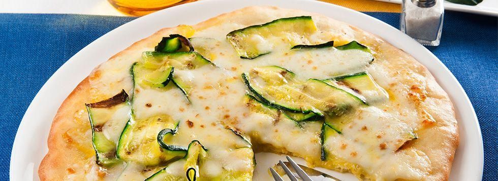 Pizza bianca con zucchine e zafferano
