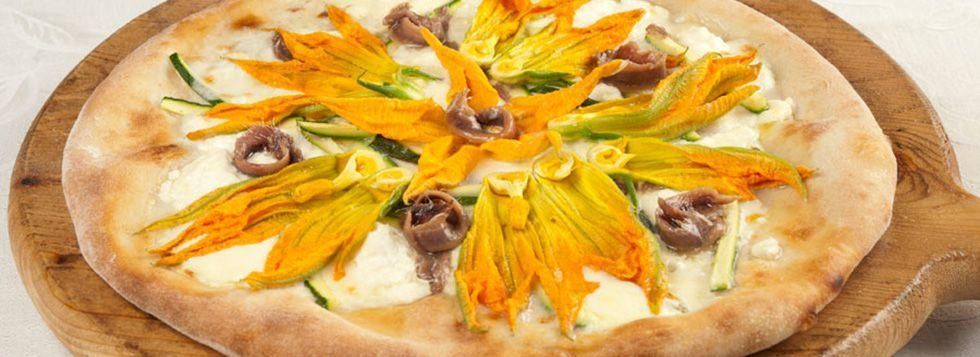 Pizza con crescenza, Gorgonzola e fiori di zucca Pizza con crescenza, Gorgonzola e fiori di zucca