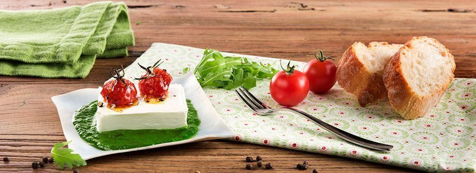 Formaggio fresco spalmabile con salsa alla rucola e pomodorini al forno