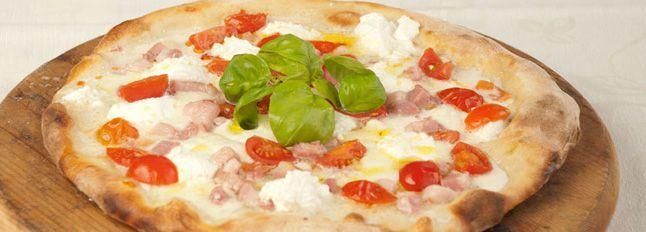 Pizza ricotta, pancetta e pomodorini