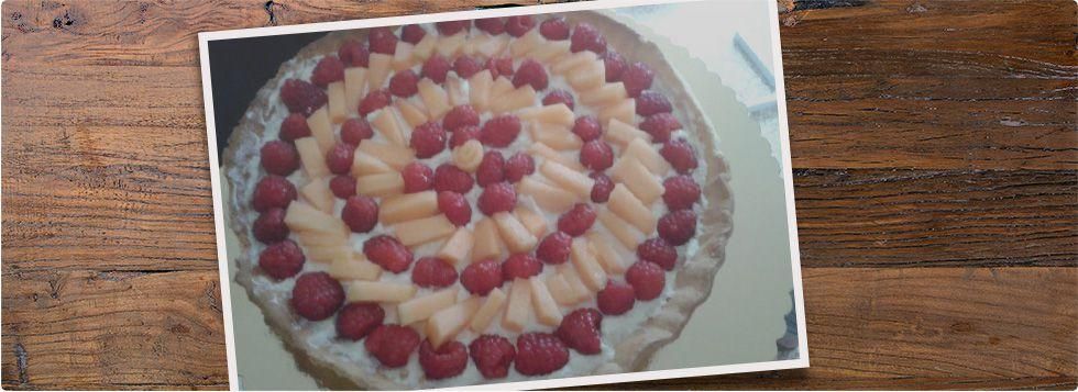 Crostata con crema alla ricotta, melone e lamponi