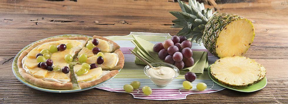Fruit Pizza dolce con crema al mascarpone, ananas e uva