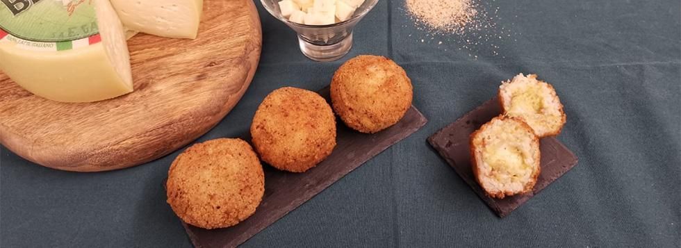 Aperitivo Siciliano: Arancini con cuore filante di Bel Paese