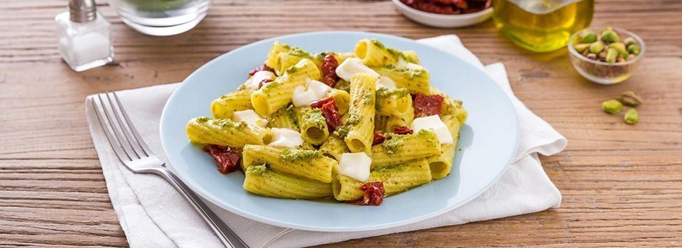 Rigatoni con pesto di pistacchi, mozzarella e pomodori secchi