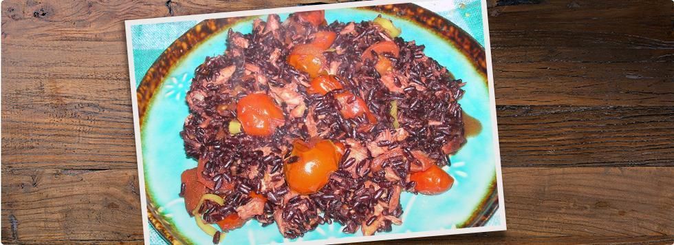 Riso nero con porri, pomodorini e salmone affumicato