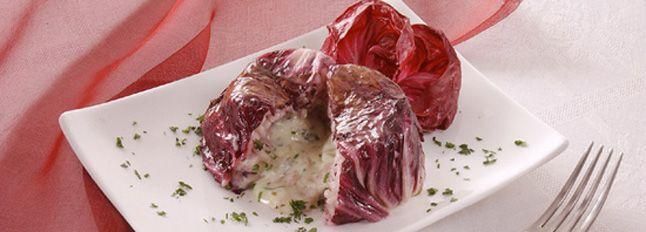 Riso su foglie di radicchio