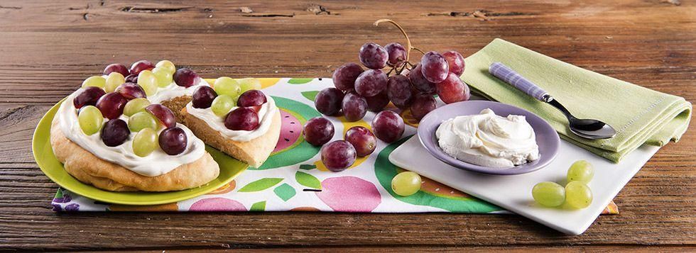 Fruit Pizza CON FORMAGGIO FRESCO SPALMABILE E UVA