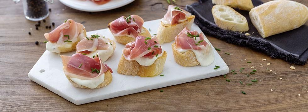 Crostini mozzarella e prosciutto