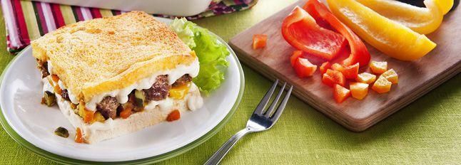 Torta di toast con ratatouille e polpettine