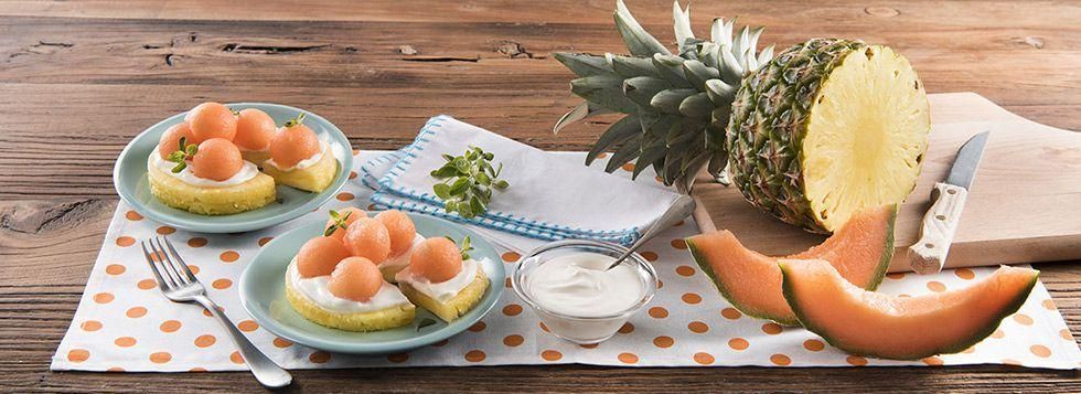 Fruit Pizza Ananas con Formaggio Fresco Spalmabile Santa Lucia e melone