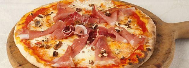Pizza con noci, speck e mascarpone