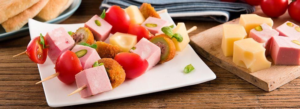 SPIEDINI DI CUBOTTI DI MORTADELLA GENTILE, EMMENTHAL E OLIVE ASCOLANE