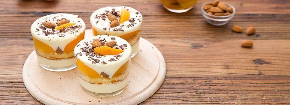 Tiramisù al bicchiere albicocche e mandorle