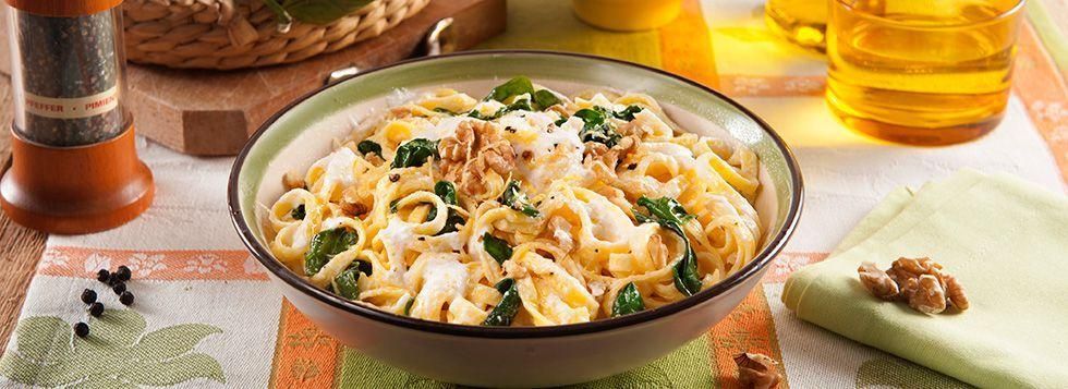 Tagliolini al profumo di limone con ricottina, spinaci e noci