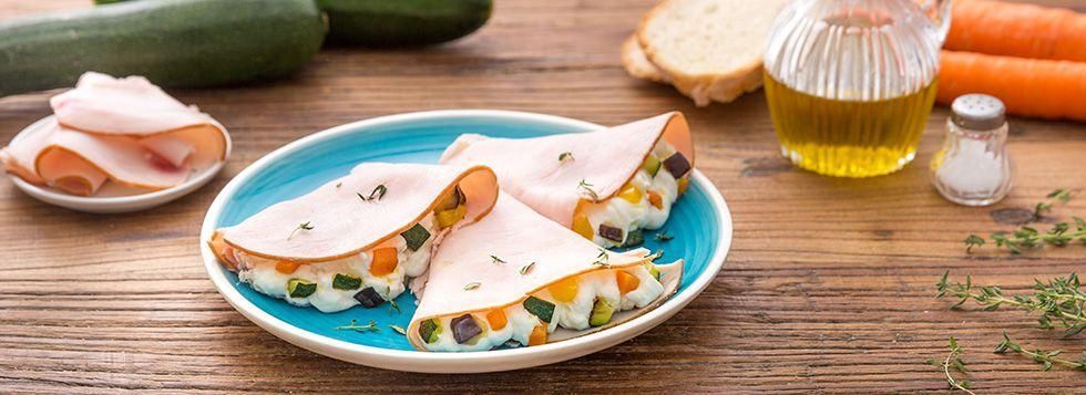 Crepes di cotto di tacchino con formaggio e verdure
