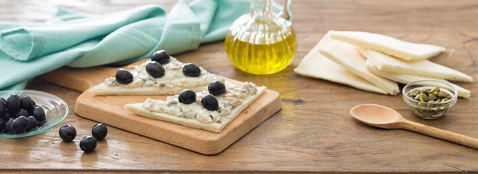Tartine al paté di oliva, tonno e capperi