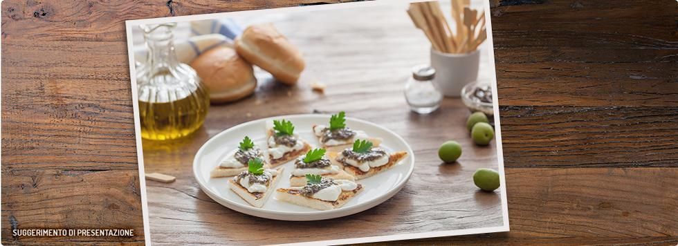 Tartine Certosa e patè d'oliva