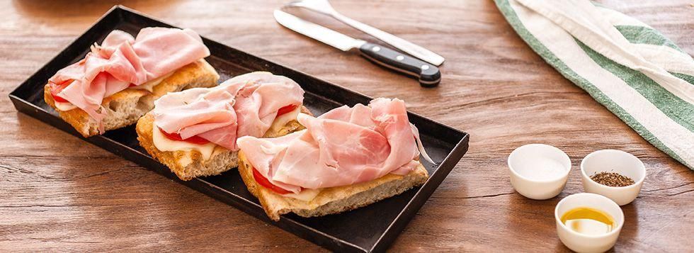 Teglia con Galbanino, prosciutto cotto Fetta Golosa e pomodoro fresco