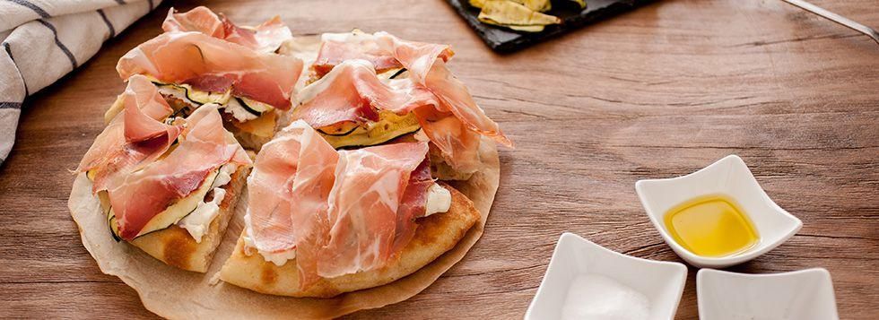 Pizza in teglia con zucchine grigliate, Certosa senza lattosio e crudo di montagna