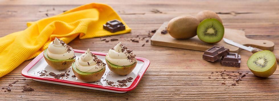 Barchette di kiwi con crema dolce al mascarpone e cioccolato