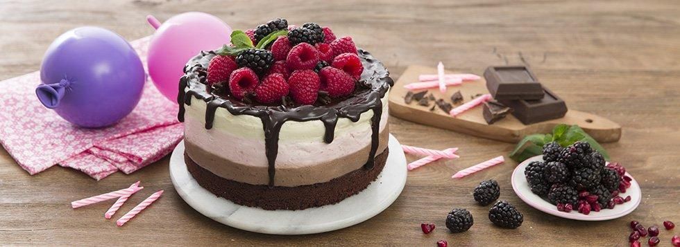 Torta con mousse al cioccolato e fragole