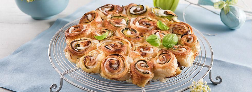 Torta di rose salata con zucchine e mozzarella