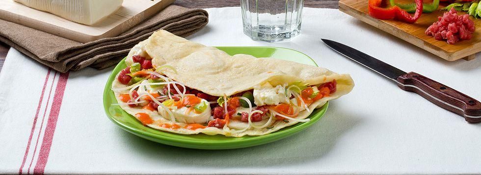 Piadina con battuto di manzo e purea di peperoni in agrodolce