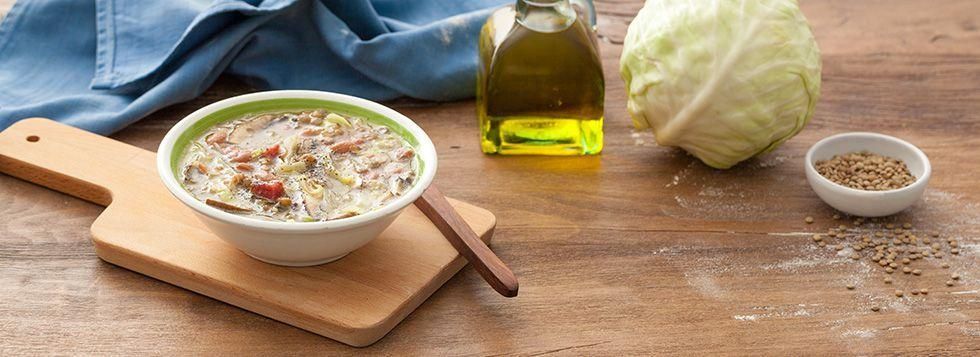 Zuppa di legumi, verza e funghi porcini