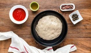 Teglia margherita con Mozzarella Cucina Santa Lucia alici e capperi