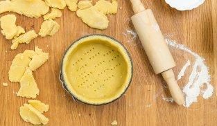 stendere l'impasto della pasta frolla in una teglia stendere l'impasto della pasta frolla in una teglia
