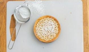 decorare la torta alla crema con i pinoli decorare la torta alla crema con i pinoli