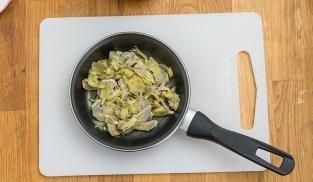 cuocere in padella i carciofi tagliati a fettine cuocere in padella i carciofi tagliati a fettine